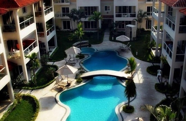 Luxurious Condo, 4 Minutes Walk to Beach, Relaxation and Fun