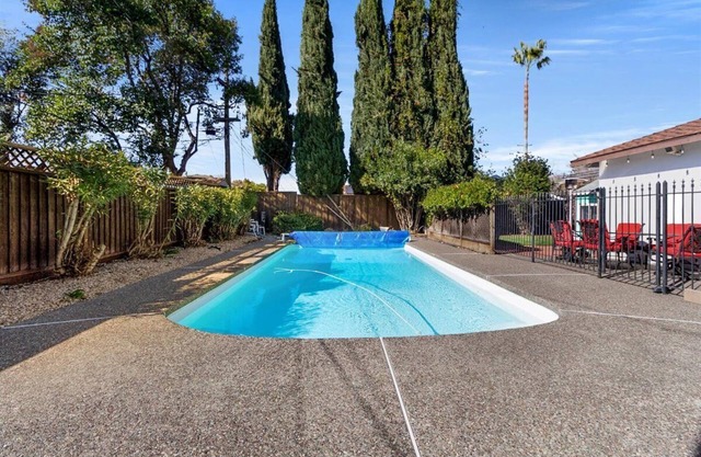 Luxurious & cozy Large 4 BR 2BA Home with Swimming POOL- San Jose Cambrian area