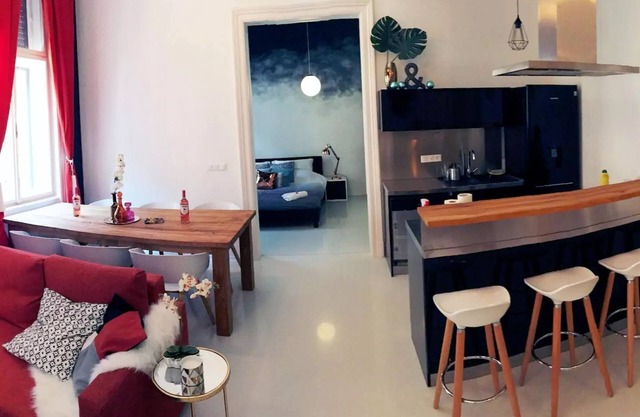 Luxurious Downtown Apartment With 4 Bedroom, 4 Bathroom