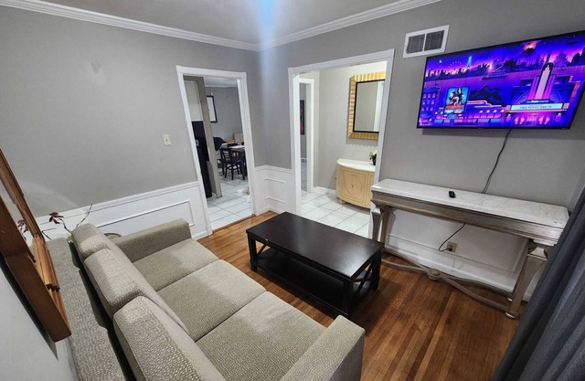 Luxurious, East Memphis 12 Beds Near Elvis Presley