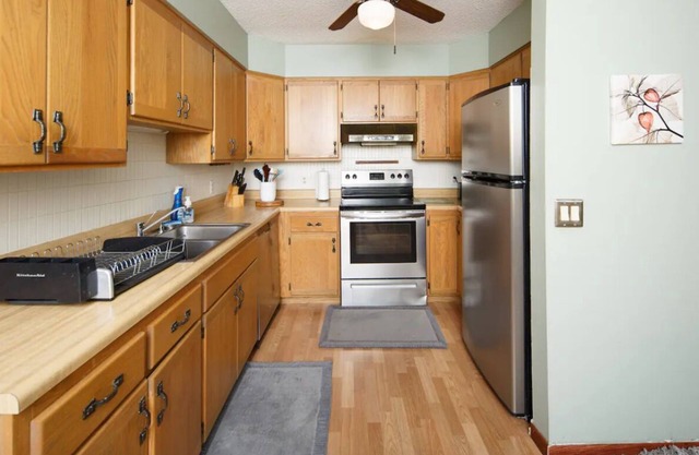 Luxurious Faimly-friendly nEatery,Walmart,JohnDeere World Headquarters&lot more.