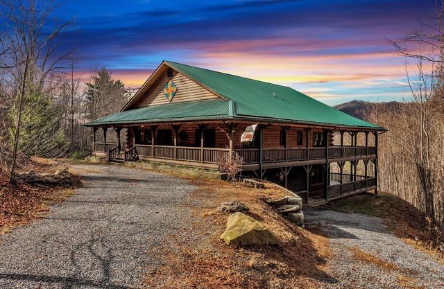 Luxurious Hidden Valley Lodge - Blue Ridge Mountain Retreat!