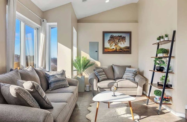 Luxurious Hideaway with a Skyline View