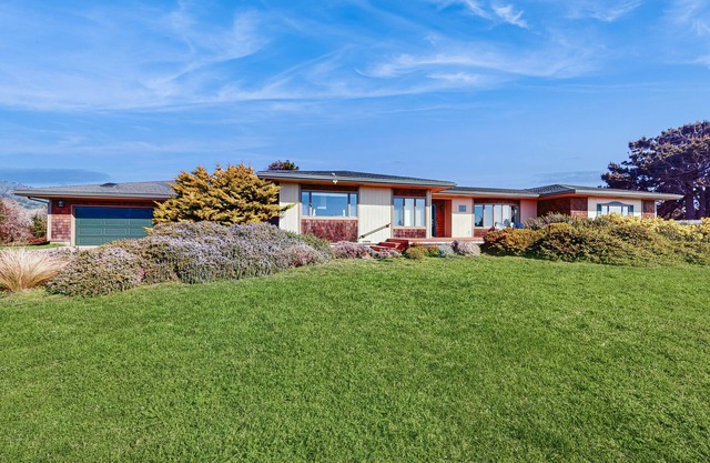 Luxurious home with WiFi, game room, private hot tub, & ocean views