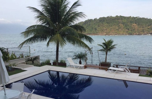 Luxurious house with 6 suites, beach, natural pool, motorboat at the door ...