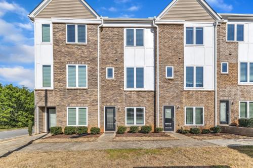 Luxurious King 3BR Townhouse Mins to Downtown!