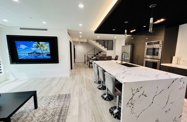 LUXURIOUS LA HOME *PRIVATE ROOFTOP* OUTDOOR TV*