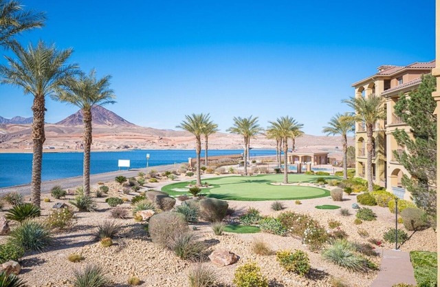 Luxurious Lakefront Condo!