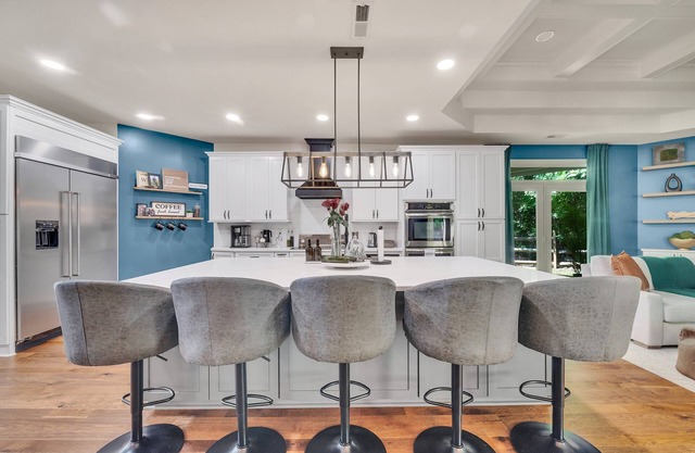 Luxurious Lakefront Villa in Weddington