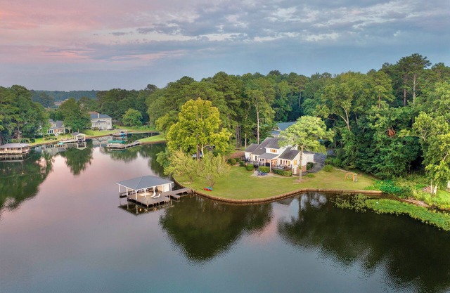 Luxurious large 3bd/2ba Home with Dock with beautiful sunset views