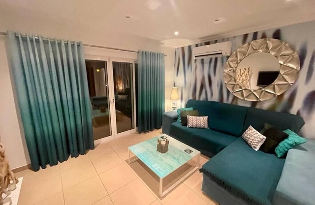 Luxurious & Modern 2 Bed 2 Bath Apt In Exclusive Resort VDL. WIFI & Air Con inc