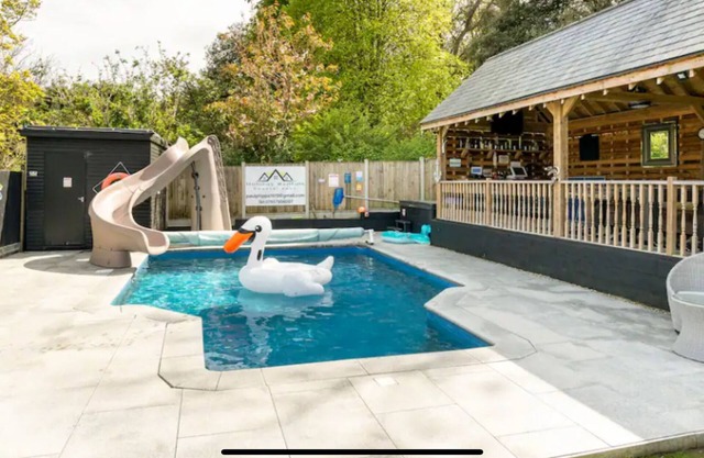 Luxurious oasis relax 32° pool Jacuzzi Games bar