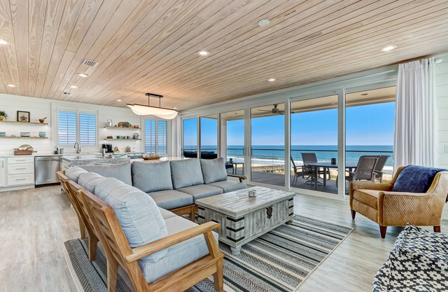 Luxurious Oceanfront 6 bedrooms and 2 kitchens. Luxury at its finest.