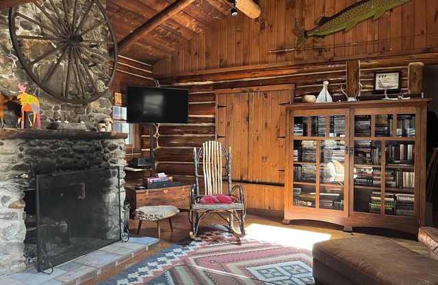 Luxurious Off the Grid Log Cabin