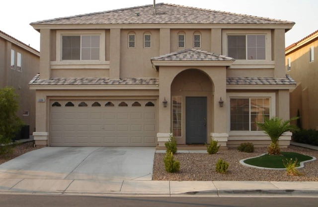 Luxurious Open Plan Vacation Home. Mins from the strip