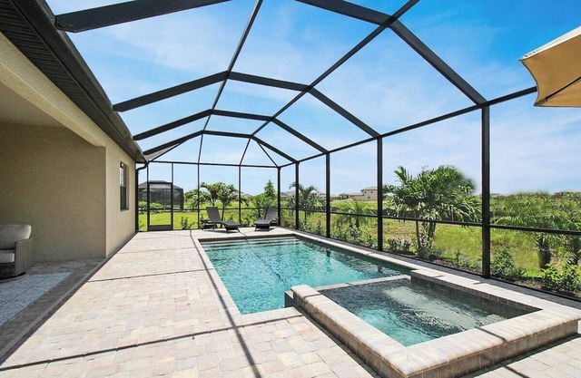 Luxurious pool home in Lorraine Lakes, Lakewood Ranch - Southern Comfort