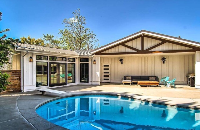 Luxurious poolside guesthouse + hot tub by river trail