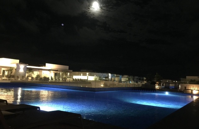 Luxurious Quiet Ocean View - by 5th Ave.,3 min to beach,5th floor, 4 pools, WiFi