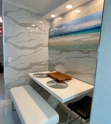 Luxurious remodeled direct Waterfront apartment with Miami skyline view- Free parking- 5min drive to Miami Beach