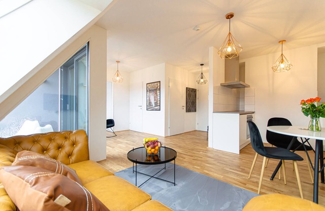 ♛Luxurious Retreat | Mins to City Center + Balcony