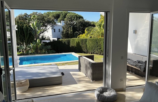 Luxurious sea view villa for 6 people, 1km from the beach