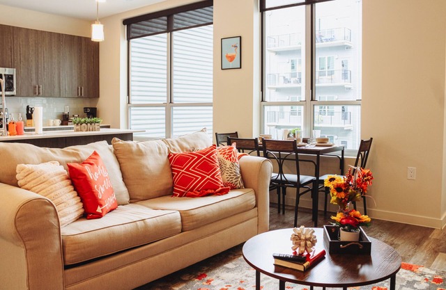 Luxurious Spacious Apartment in the Heart of Downtown! King Bed, Gym, Pool!