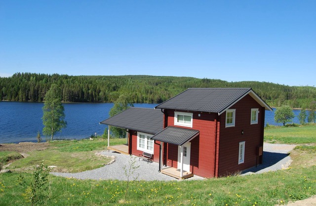 Luxurious Stuga on a tranquil lake with private lakeside access, sauna and dock