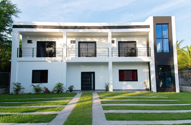 Luxurious Villa with expansive room for family, couples/groups. 5 min beach walk