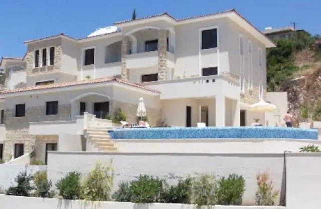 Luxurious, top floor apartment with infinity pool. and stunning panoramic views