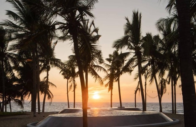 Luxurious tropical villa facing the beach