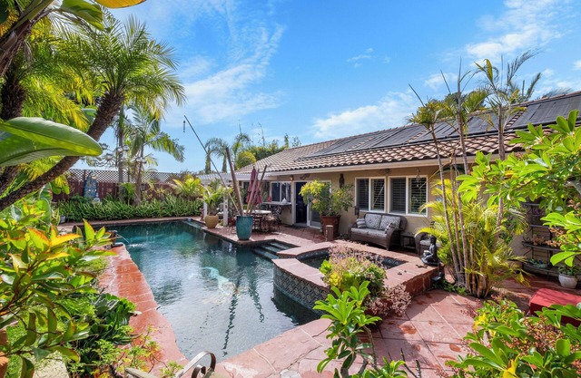 Luxurious Tropical Retreat w/Pool and Hot Tub