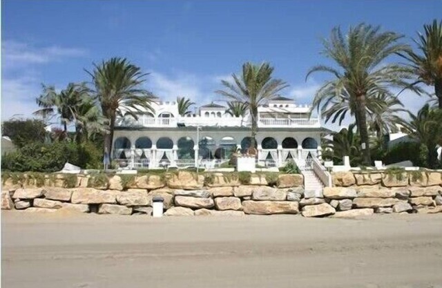 Luxurious Villa on The Golden Mile :Only a few steps from beach