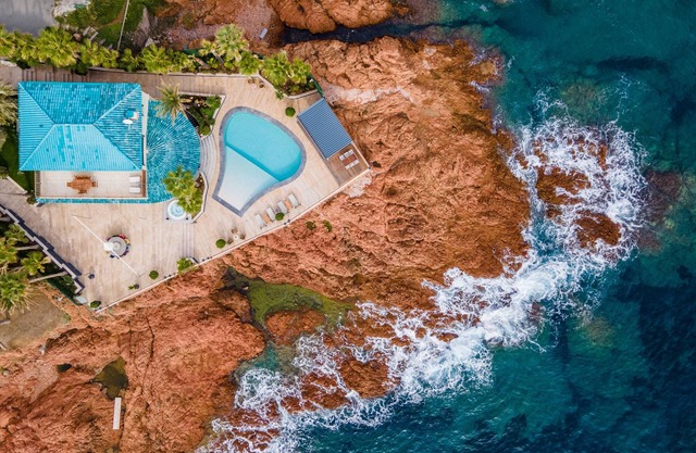 Luxurious villa with panoramic view, pool, Jacuzzi, private access to the sea