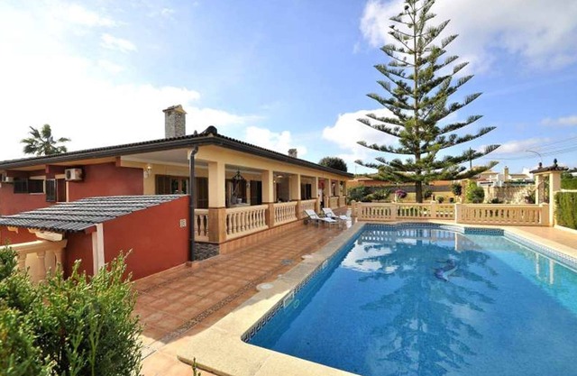 Luxurious villa with pool in Bahía Grande