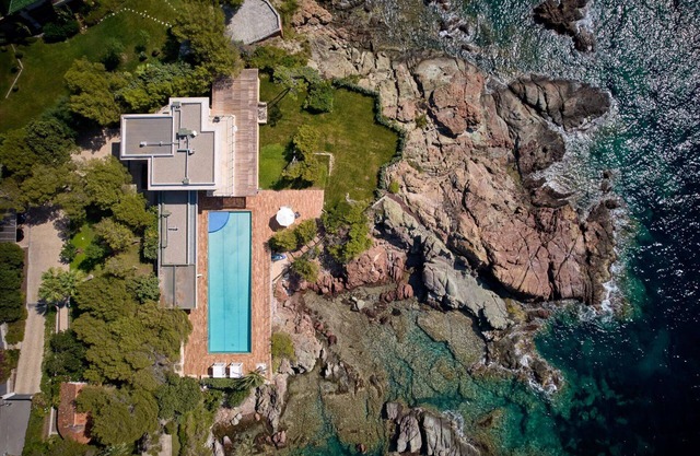 Luxurious waterfront 7-bedroom villa in enchanting Saint-Raphaël