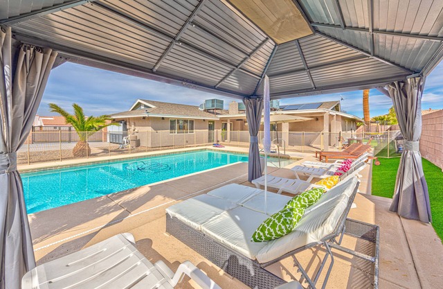 LUXURY 0.5 acre 3300sqf 1 story very large pool and backyard