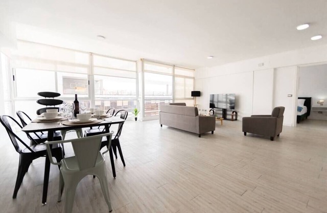 Luxury 1 bedroom apt free parking and Pool