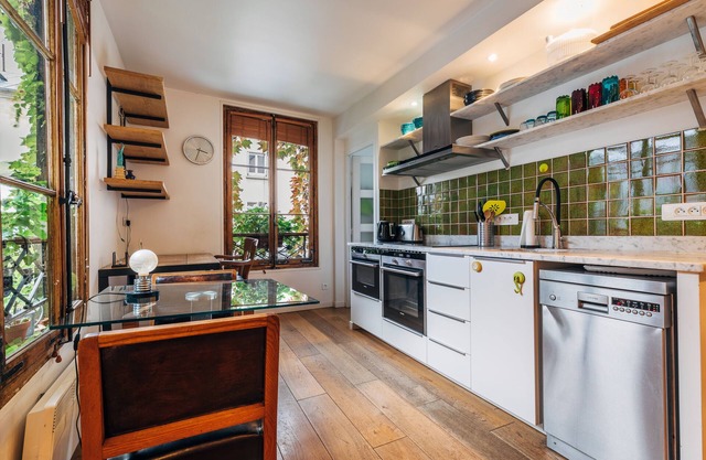 luxury 1BR quiet fully equipped kitchen washer/drier