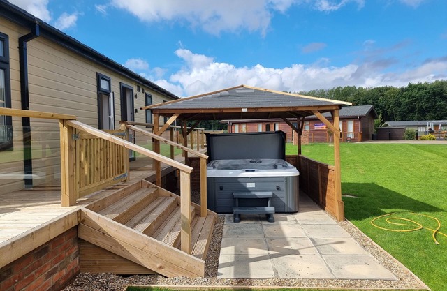 Luxury 2-Bed Lodge in Routh, HotTub & Pet Friendly