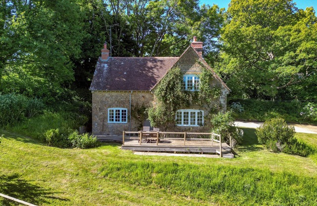 Luxury 2 Bed Woodland Cottage on Rewilding Estate