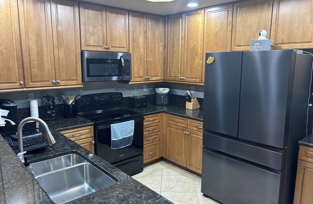 Luxury 2 Bedroom Condo Overlooking The River. Tons of Amenities. 30 day min.