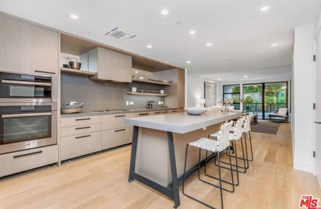Luxury 2-Bedroom, 2-Bathroom Condo on the Wilshire Corridor