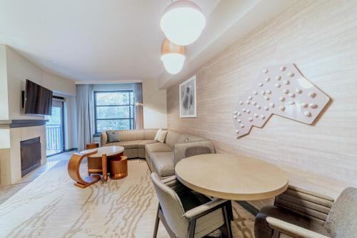 Luxury 2 Bedroom Penthouse with Stunning Views!