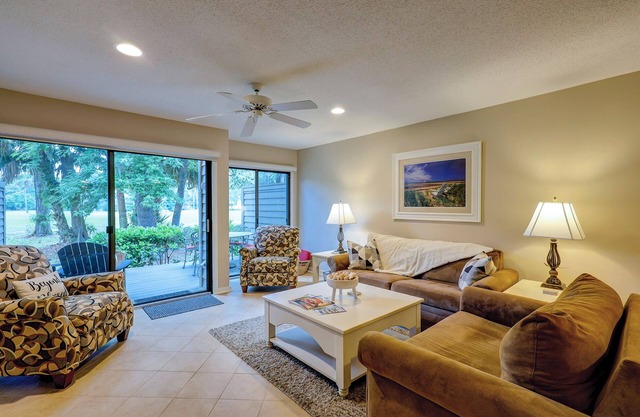 Luxury 2 BR Golf Condo New Kitchen & New Baths Bikes & Beach Gear included