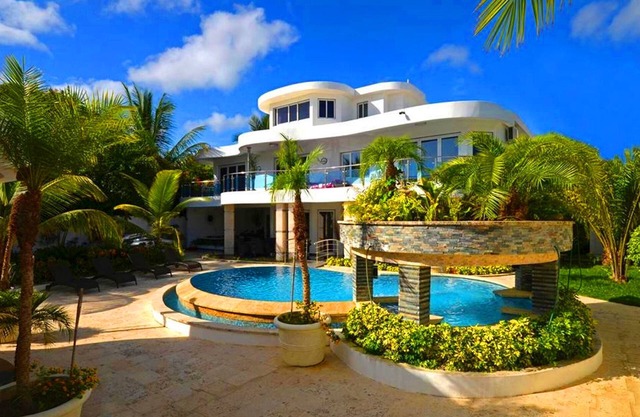 Luxury 21BD Party Complex, guest-friendly, steps from Clubs/Beaches!