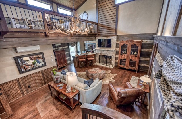 Luxury 23-acre Ranch Cabin with Hot Tub!