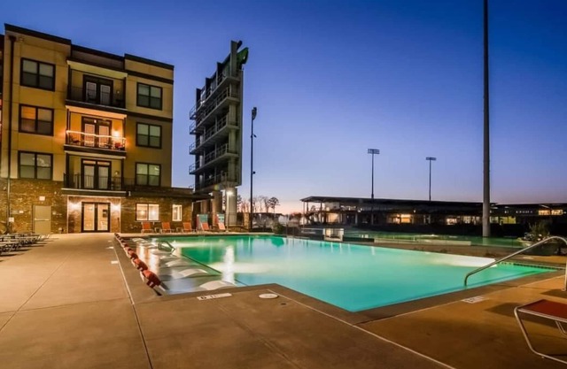 Luxury 2BR 2BA w/ Amenities Shopping & Views