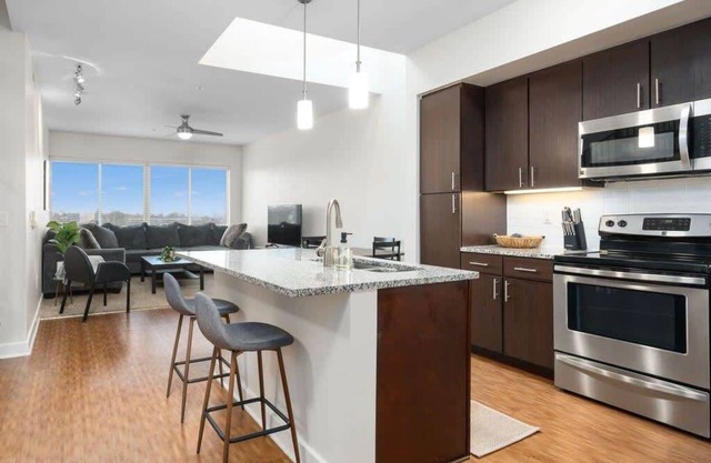 Luxury 3-Bed Near Downtown