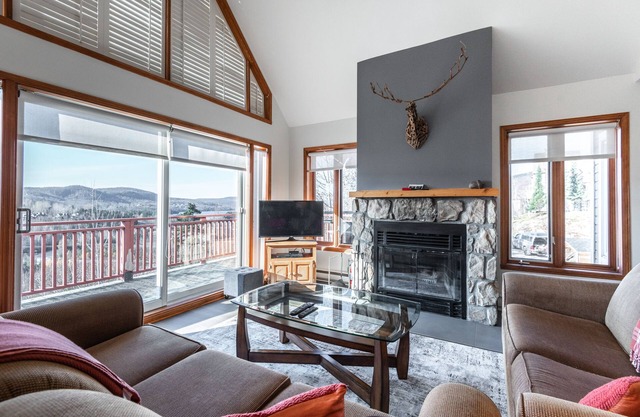 Luxury 3 Bedroom 2-level ski-in/ski-out condo, Renovated - Sleeps 6