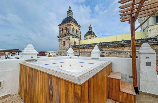 Luxury 3 Bedroom Colonial Apartment in Old City